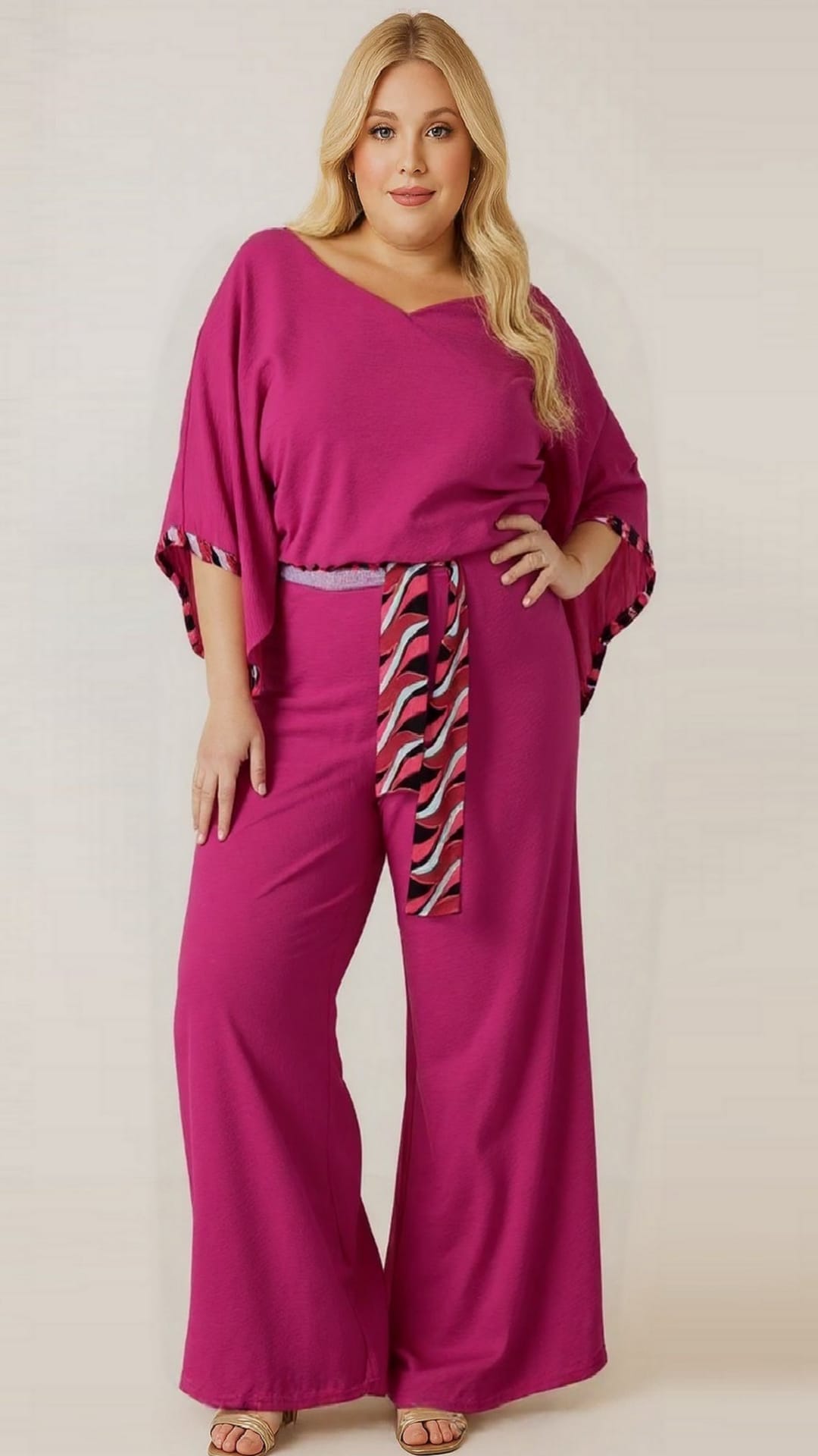 Φούξια plus size ολόσωμη φόρμα με ανοιχτό ντεκολτέ & ζώνη