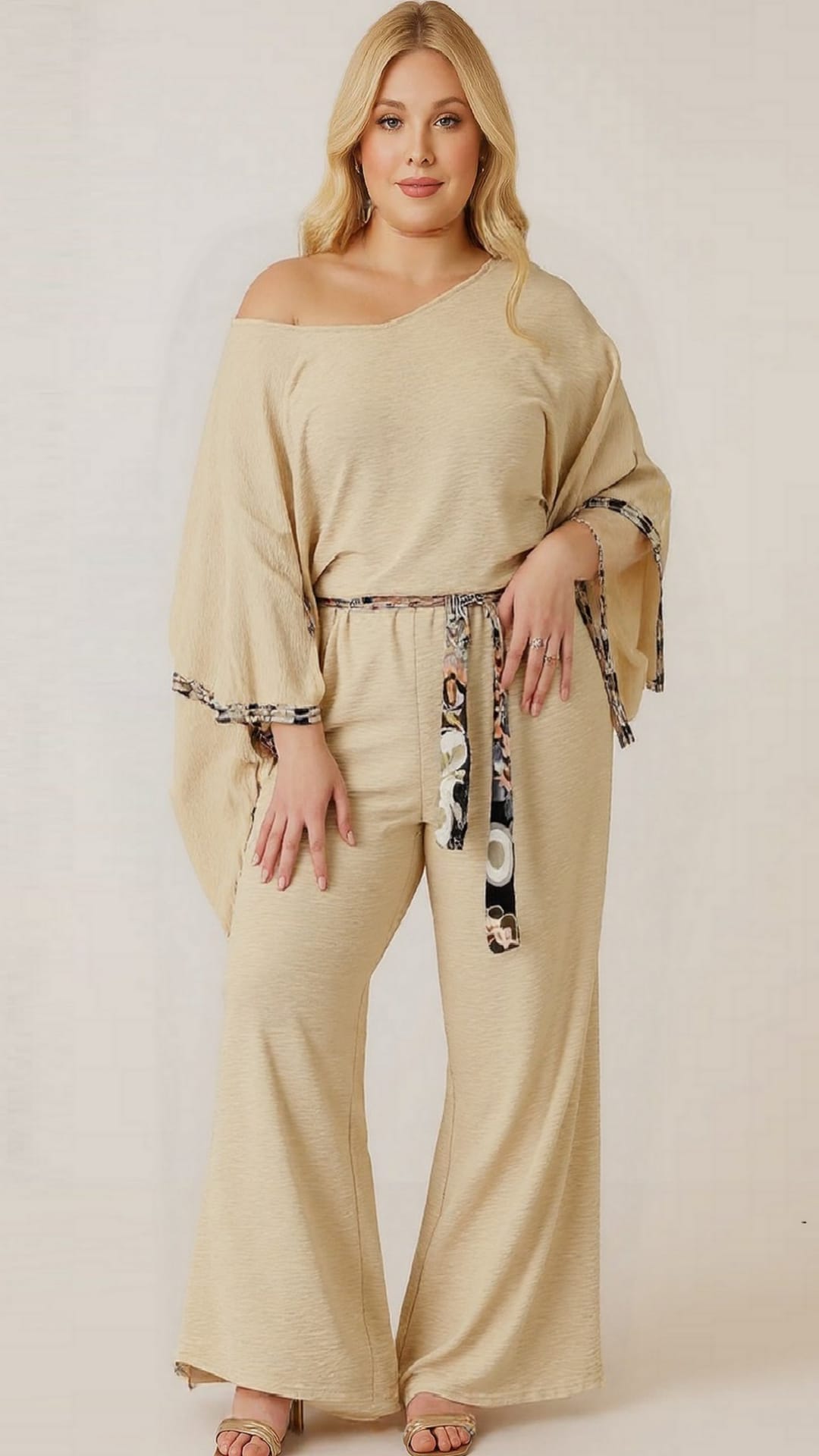 Κρεμ plus size ολόσωμη φόρμα με ανοιχτό ντεκολτέ & ζώνη